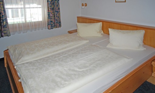 Schlafzimmer mit Doppelbett im Appartement D